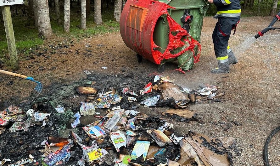 Papiercontainer in Brand